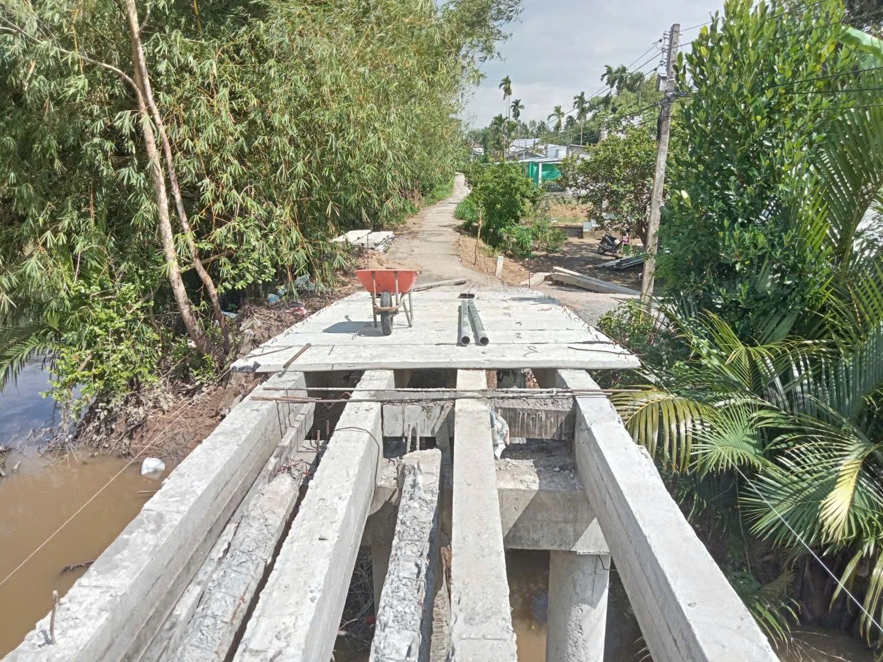 Deck slabs being laid across the bridge beams
