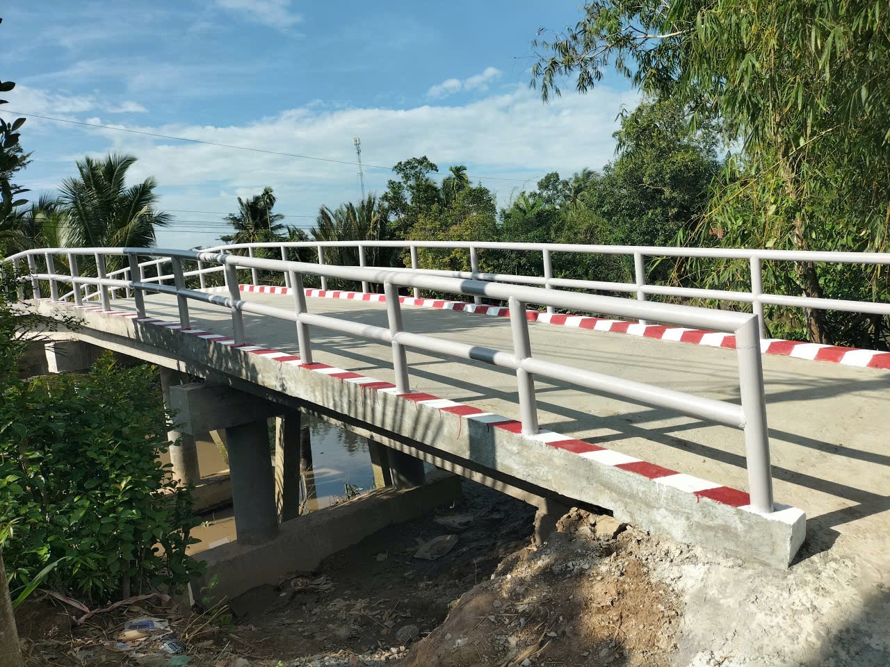 Side view of the finished bridge and its railings